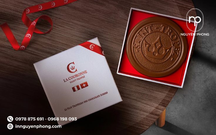 Logo công ty in trên hộp quà tặng